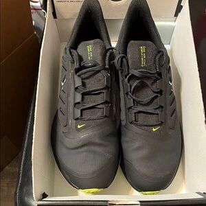 Nike Men's Black and Yellow Athletic Shoes